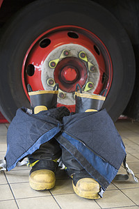 消防员在消防站的靴子和裤子休闲裤情况消防车服务消防队员消防车轮背景图片