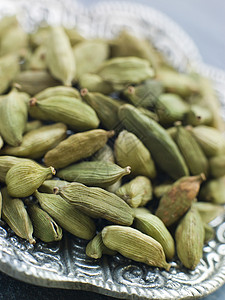 绿卡达莫之花食品焦距盘子草药小豆蔻食物美食豆荚香料背景图片