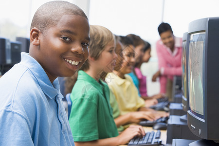 小学电脑课瞳孔男生班级桌子学习孩子们教学俱乐部群人小学生它高清图片素材