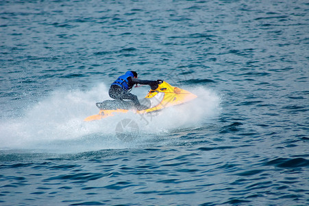 船波浪喷气式滑雪引擎喷射支撑速度乐趣力量海滩活动男人背景