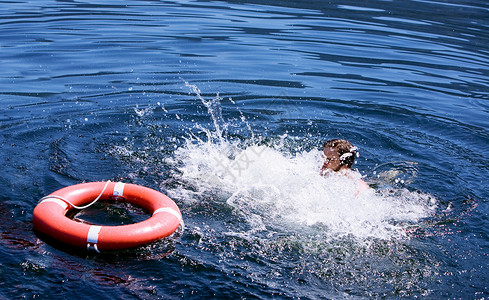 溺水人男人生活男性压力帮助恐慌蓝色游泳戒指男生节省高清图片素材