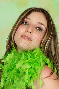 女人有羽毛白色女孩女士绿色蟒蛇背景图片