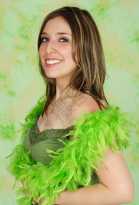 女人有羽毛绿色微笑蟒蛇女士女孩白色背景图片