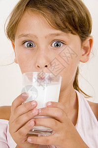 喝牛奶的可爱小女孩背景图片