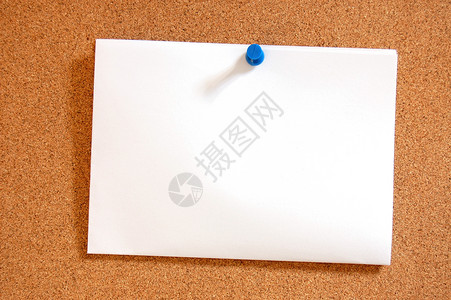 带 plp 针的空工作表纸夹子木板广告牌标签图钉邮政记事板商业笔记别针背景图片