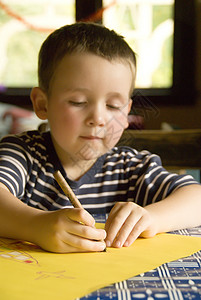 男孩绘图教育铅笔绘画专注力背景图片
