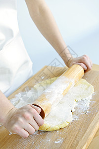 推出饼干面团围裙脆皮柜台面粉手工糕点烘烤面包师厨房面包食物高清图片素材