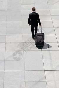 携带行李的公司人员离开公司背景图片