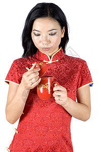 龙年喝洋河点赞抢好礼拿着茶杯的中国女孩背景