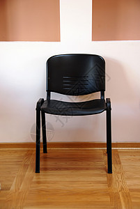 黑椅子黑色木头办公室商业地面座位团体家具房间黄色背景图片