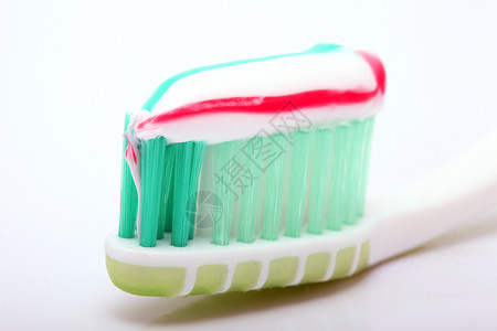 牙刷和糊红色条纹刷子凹痕牙膏卫生塑料牙科水平白色没有人高清图片素材
