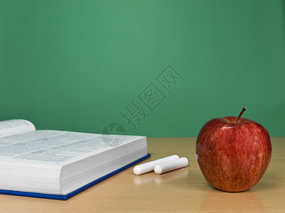 空白黑板知识意义蓝色桌子班级大学文学水平粉笔图书木板高清图片素材