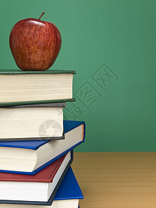 空白黑板水平桌子水果课堂班级文学研究粉笔知识教育水平的高清图片素材