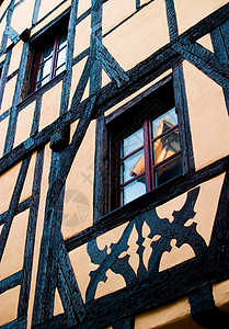 Alsace的浅橙/粉红木框架房背景图片