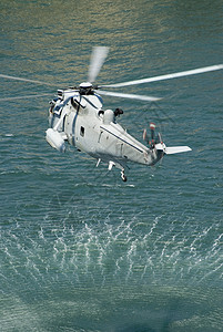 海军海军海王直升机灰色海洋蓝色波浪救援飞行菜刀气流背景图片