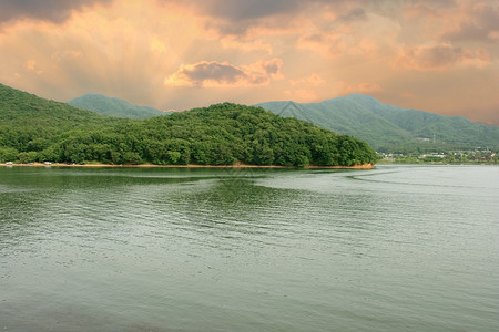 安阳殷墟瓜川湖岩石蓝色阳光环境黑色灰色橙子红色太阳光线反射背景