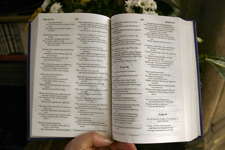 朗读诗句读数祷告章节经文教会拇指服务教堂阅读字母背景图片