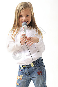 金发女孩用麦克风唱歌脸高清图片素材