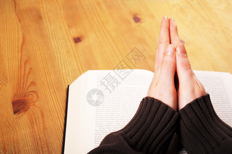 祈祷的手教会忏悔感恩桌子宗教祷告上帝背景图片