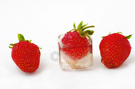 立方体冰块儿一个不坏的草莓 冻成冰热带冰箱味道甜点果汁玻璃立方体饮料食物水果背景