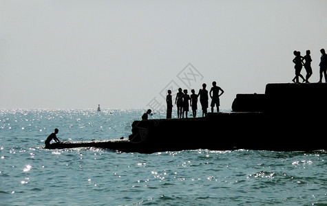 绅士吴秀波在布赖顿海岸边的  太阳周  人民女性液体生态女士海岸线支撑海洋绅士团体海浪背景