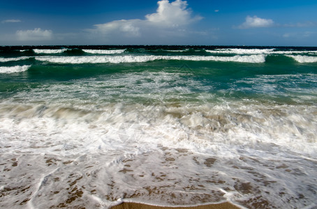 美丽的海滩 海浪大晴天地平线阳光假期天堂旅行娱乐太阳海岸海景背景