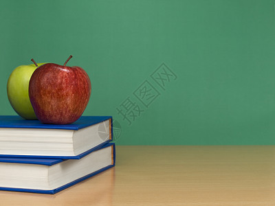 空白黑板知识教科书木板绿色图书水平大学红色粉笔学习课堂高清图片素材