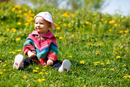 暑期女婴眼睛女儿快乐女孩白色晴天绿色童年公园草地小的高清图片素材