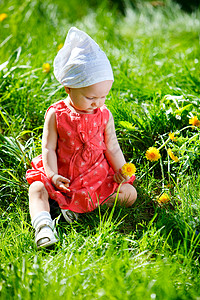 暑期女婴草地公园晴天青年女孩绿色裙子孩子童年快乐表达高清图片素材