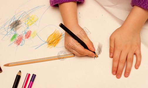 手指印画提用女孩写作铅笔画家专注创造力孩子教育绘画艺术背景