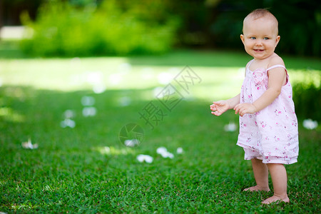 暑期女婴晴天青年孩子绿色儿童眼睛女儿公园白色草地夏天高清图片素材