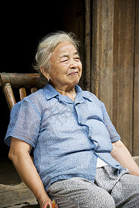 Daxu的中国老年夫人女性微笑幸福公民退休扇子女士祖母农民皱纹生活方式高清图片素材