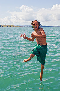 在水上行走海湾风景风险潜水海岸线海滩男生海洋乐趣青少年跳高清图片素材