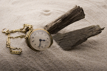 沙土中的时钟背景图片