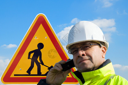 技工技术员安全手机商业男人工程师工人成人头盔技术电话背景图片