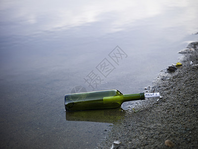 恶作剧之吻瓶装消息酒瓶全球抛弃写作危险救援通讯铸件沉船恶作剧背景