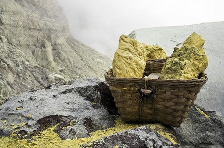 堆满篮子的硫磺核块石头生产团体矿石矿物水晶掘金岩石火山矿物质矿物学高清图片素材