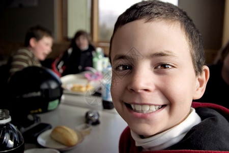 滑雪后微笑男孩背景图片