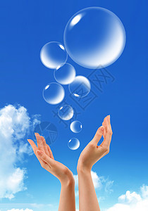 蓝色圆形泡泡手握天空中泡泡乐趣蓝色活动幸福反射想像力漂浮快乐派对肥皂背景