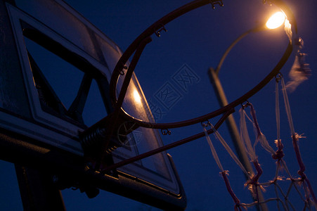 篮球圈蓝色街道篮板路灯背景图片