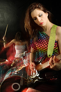 玩电吉他的妇女女孩明星女士吉他手摇滚娱乐重金属玩家音乐家音乐背景图片