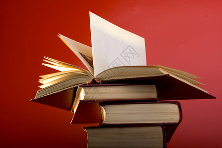 红书图书馆知识红色教科书精装出版物学习著作文学教育背景图片