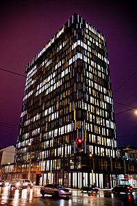塔上的灯光电塔交通灯光办公室技术活力窗户城市街道建筑场景背景