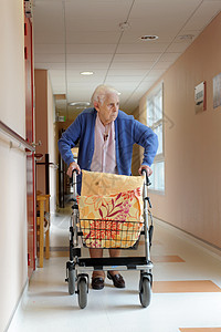 助老男护士和高级女性养老院生活卫生祖母女士保健拐杖退休医疗锻炼背景