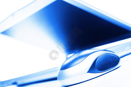 膝上型计算机和鼠用笔记本电脑老鼠技术蓝色机动性互联网网络白色背景图片