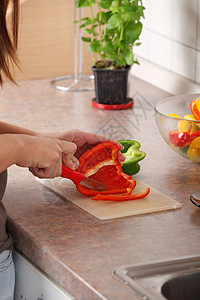 女性在厨房里切食成份蔬菜烹饪食物胡椒小吃红辣椒午餐植物辣椒沙拉自然的高清图片素材