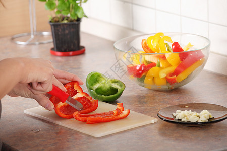 女性在厨房里切食成份午餐烹饪辣椒沙拉蔬菜饮食胡椒食物木板营养植物高清图片素材