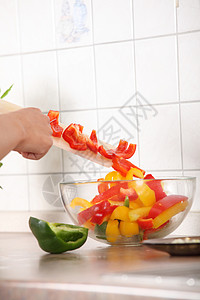 女性在厨房里切食成份饮食沙拉午餐植物辣椒胡椒红辣椒烹饪木板蔬菜生的高清图片素材