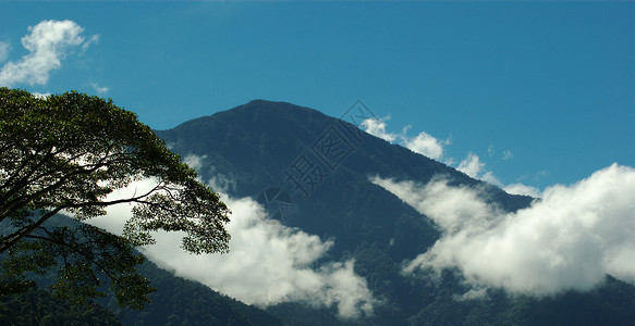 带云的山峰背景图片