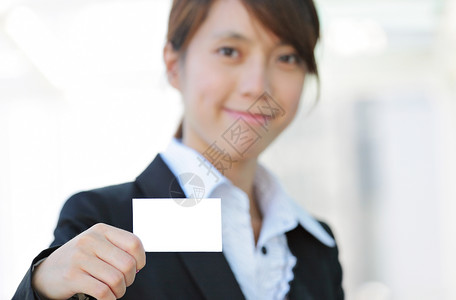 下卡成功素材显示空白卡的商业妇女背景
